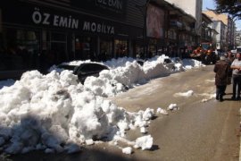 Tatvan’da 5 aracın üzerine kar düştü