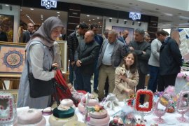 Güroymak Aile Destek Merkezi tarafından Tatvan'da sergi açıldı
