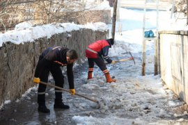 Bitlis Belediyesi ekipleri bilek gücüyle merdivenleri temizliyor