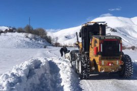 Bitlis’te Kapalı Olan Köy Yollarını Ulaşıma Açma Çalışmaları Aralıksız Devam Ediyor