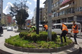 Tatvan’da çiçek dikimi çalışmaları devam ediyor