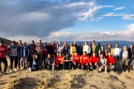 Nemrut Kalderası Milli Parkı’na dikkat çekmek isteyen 70 kişilik doğasever ile dağcı gurup 40 kilometrelik dağ tırmanışı ve zirve yürüyüşü yaptı