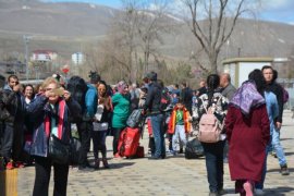 Van Gölü Ekspresi yolcuları Tatvan’da çiçeklerle karşılandı