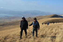 Nemrut Dağı’nda zirve yürüyüşü düzenlendi