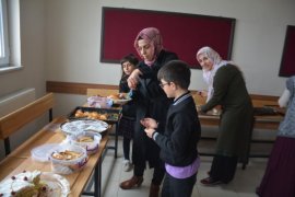 Selahaddin Eyyubi İlkokulu’nda düzenlenen kermes yoğun ilgi gördü.