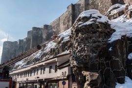 Bitlis Kalesi’nde kar temizliği