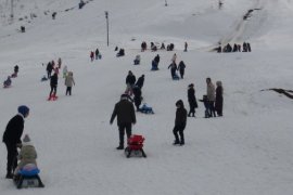 Vatandaşlar Yarıyıl Tatilini Bitlis’teki Kayak Merkezinde Değerlendiriyor