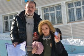 Kaymakam Demirer, Öğrencilerin Karne Sevincine Ortak Oldu