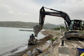 Tatvan Belediyesi İş Makineleri İle Sahil Kıyısını Temizliyor