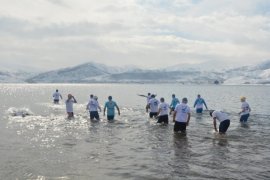 Van Gölü’ne Dikkat Çekmek İsteyen Aktivistler Dondurucu Suda Yüzdü