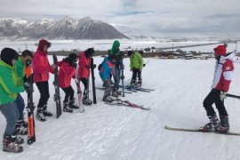Tatvan’daki çocuklara kayak eğitimi
