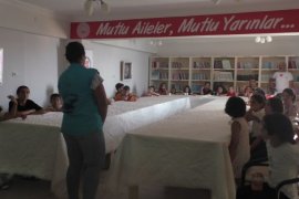 Tatvan’daki çocuklar Van Gölü sahilini temizledi