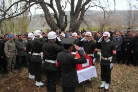 Helikopter kazasında şehit olan Uzman Çavuş Şahin Aslan, Güroymak'ta toprağa verildi