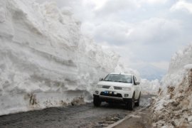 Nemrut’ta 10 metreye ulaşan kar temizleme çabası sürüyor