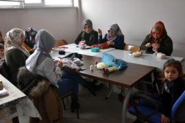 Başkan Tanğlay,  belediye himayesinde açılan kurslara kadınların yoğun ilgi gösterdiğini söyledi