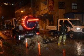 Tatvan Belediyesi ekipleri su baskınlarına anında müdahale etti