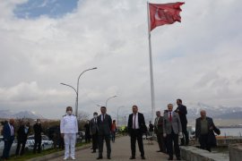 Tatvan’da 150 metrekare büyüklüğünde Türk Bayrağı göndere çekildi