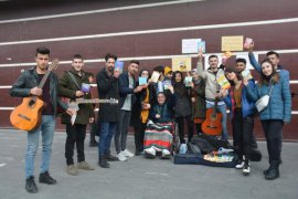 Üniversiteli gençler ilkokul öğrencileri için kitap toplama etkinliği düzenledi