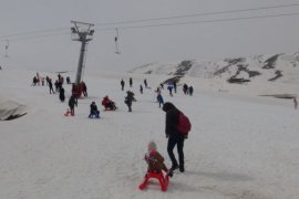 Bitlis’te Depremden Etkilenen Çocuklar İçin Kar ve Kızak Etkinliği Düzenlendi