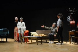Köy okulu öğrencilerinin tiyatro oyunu