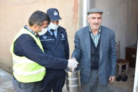 Bitlis'te evden çıkmayanlara belediyeden yemek servisi