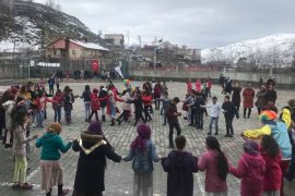 Genç gönüllüler Bitlis’teki çocuklar için program düzenledi