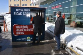 Tatvan Belediyesi, Sıcak Çorba İkramı ile Gönülleri Isıtıyor