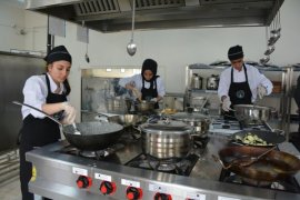 Tatvan’daki Meslek Lisesi Öğrencileri Yemek Üretimine Başladı