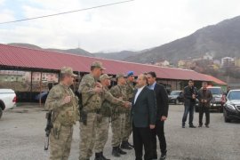 Vali Ustaoğlu yeni yıl dolayısıyla Mutki’deki güvenlik güçlerini ziyaret etti