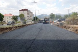 Tatvan Cumhuriyet Caddesi’nde sıcak asfalt yapımı