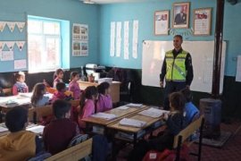 Hizan’da Köy Okullarında Trafik Eğitim Semineri Verilmeye Devam Ediliyor