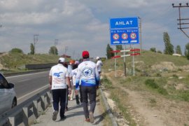 Aktivistler Van Gölü Temizliğine Dikkat Çekmek Amacıyla Sahilde Çöp Topladı