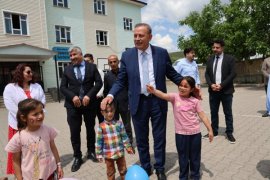 Bitlis Eren Üniversitesi'nden Köy Okullarına Eğitici Materyal Desteği