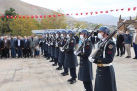 Bitlis’te ‘29 Ekim Cumhuriyet Bayramı’  Dolayısıyla Tören Düzenlendi