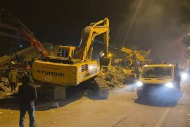 Bitlis Özel İdare Ekipleri Deprem Bölgesindeki Çalışmalarını Sürdürüyor