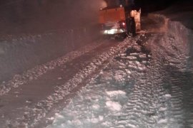 Bitlis’te kar yağışından dolayı kapanan 84 köy yolunun ulaşıma açma çalışmaları sürüyor