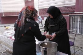 Tatvanlı Karakurt Zemzem suyu ve yağmur suyu ile hazırladığı aşureyi vatandaşlara dağıtıyor