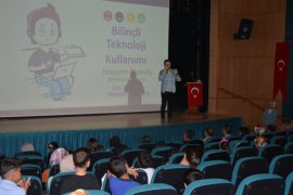 Tatvan’da ‘Bilinçli Teknoloji Kullanımı’ Hakkında Konferans Düzenlendi