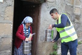 Bitlis Belediyesi ihtiyaç sahibi vatandaşlara günlük sıcak yemek dağıtıyor