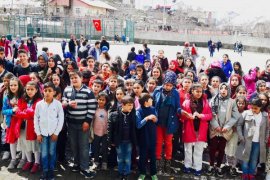 Genç gönüllüler Bitlis’teki çocuklar için program düzenledi