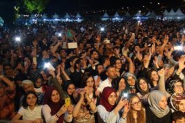 Bülent Serttaş konserde sahne direğine tırmandı