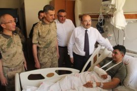 Vali Ustaoğlu yaralanan askeri ziyaret etti