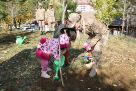 Bitlis’te Jandarmadan Milli Ağaçlandırma Gününe Destek