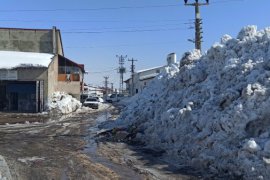 Tatvan Sanayi Sitesinde Kar Kütleleri 3 Metreyi Aştı