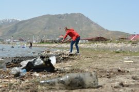 Van Gölü’nün Tatvan Sahilinde Çevre Temizliği Yapıldı