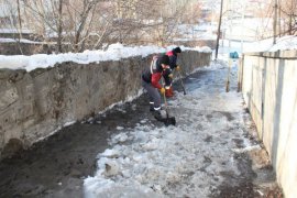 Bitlis Belediyesi ekipleri bilek gücüyle merdivenleri temizliyor