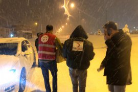 Bitlis’te yolda kalan vatandaşlara AFAD ve Kızılay yardım etti