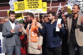 İsrail’i Protesto Eden Vatandaşlar Filistinliler İçin Dua Okudu