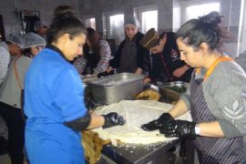 Depremzedeler İçin Öğretmenler ve Öğrenciler Yemek Hazırlıyor