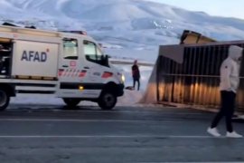 Bitlis'te İki Tır Devrildi ve Büyükbaş Hayvanlar Öldü